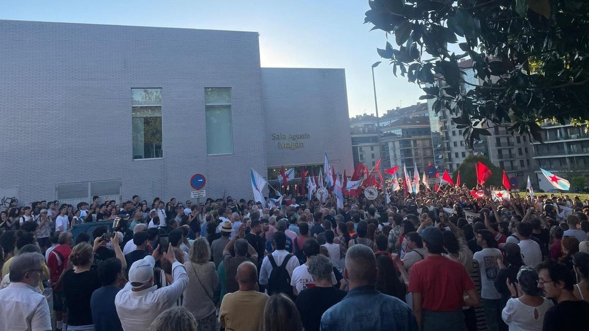 Protesta contra el acto de Vox en el barrio de Santa Marta (Santiago de Compostela)