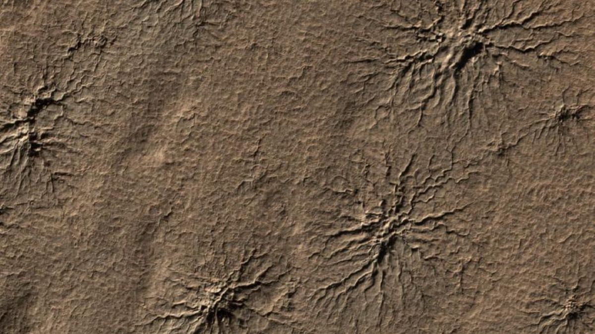 Los satélites localizan grandes araneiformes en el sur