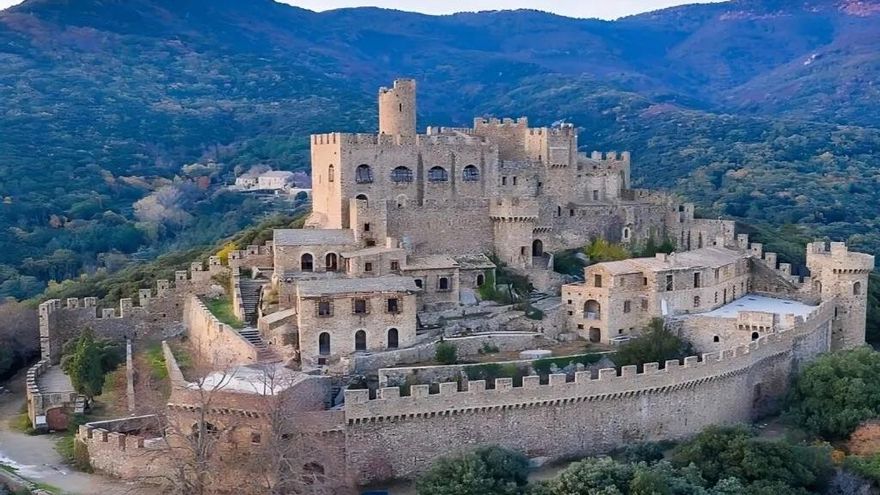 El castillo a una hora de Girona, en un pueblo casi sin habitantes, y que intentó comprar Salvador Dalí