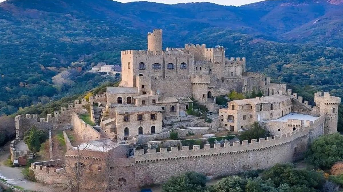 El castillo a una hora de Girona, en un pueblo casi sin habitantes, y que intentó comprar Salvador Dalí