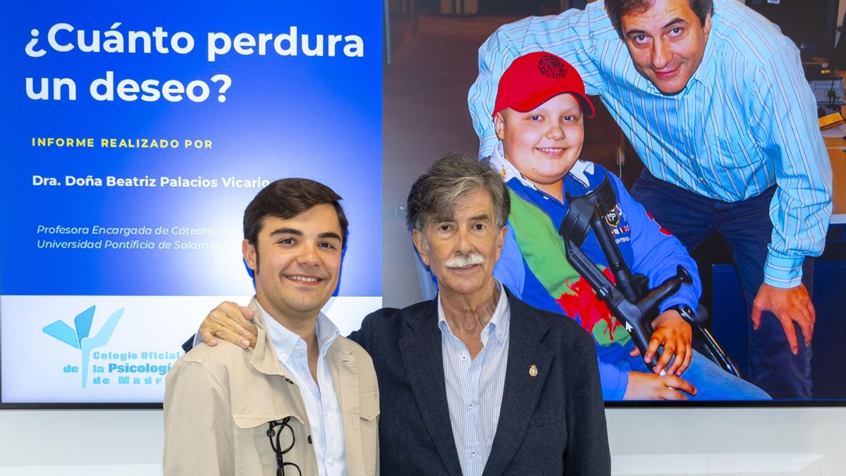 Alberto Palacios y Javier Urra con la portada de un sueño cumplido.