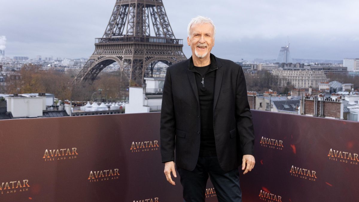 James Cameron con la torre Eiffel de fondo durante la presentación de la tercera entrega de 'Avatar'