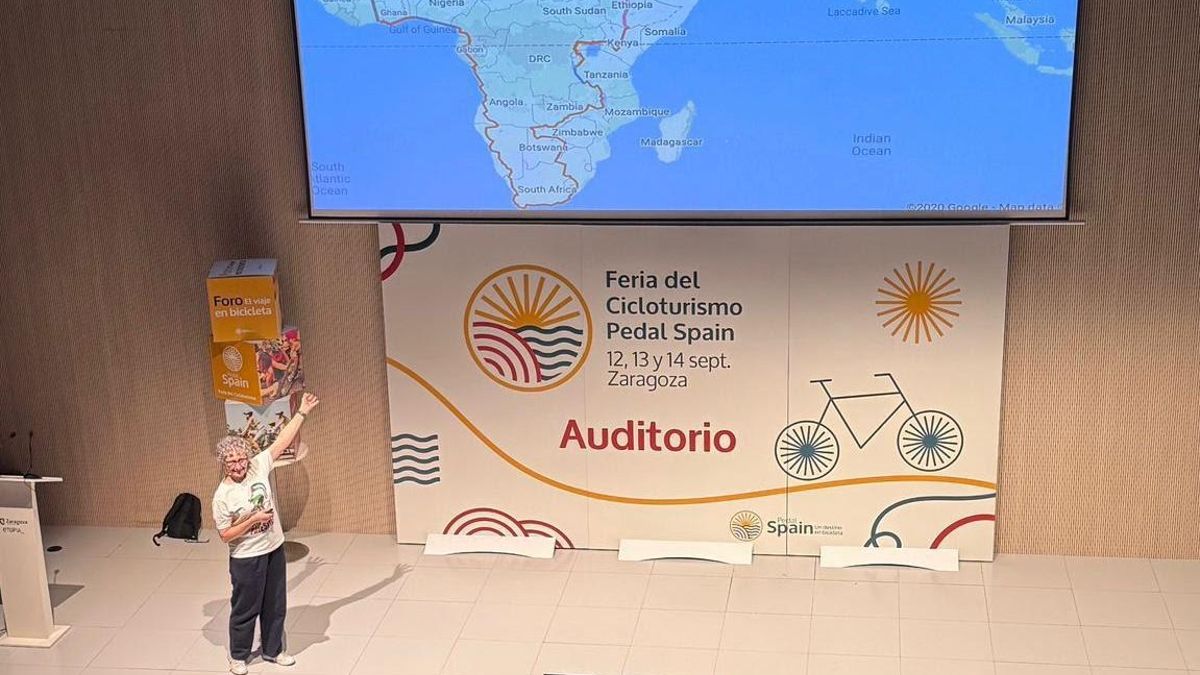 Acto en el auditorio de Etopia de Pedal Spain