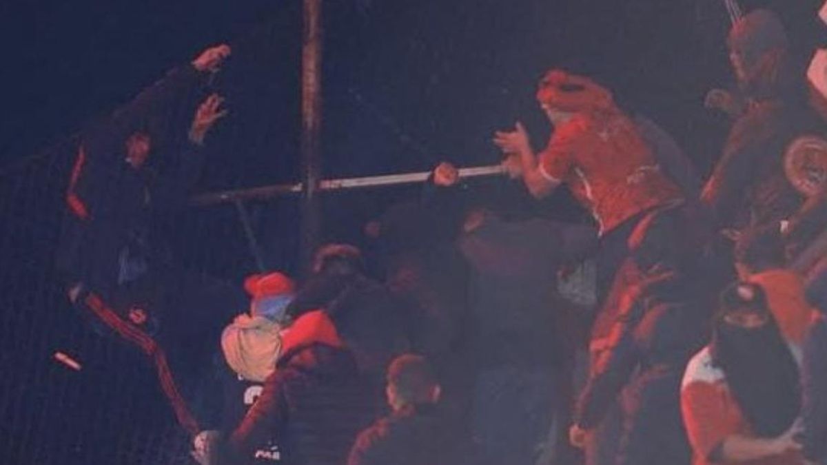 Gonzalo Alfaro, hincha de la Universidad de Chile, fue empujado por un barrabrava de independiente al vacío y se salvó de milagro.