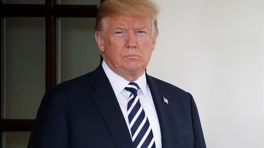 Trump insta al Departamento de Justicia a desenmascarar al autor de un artículo en su contra