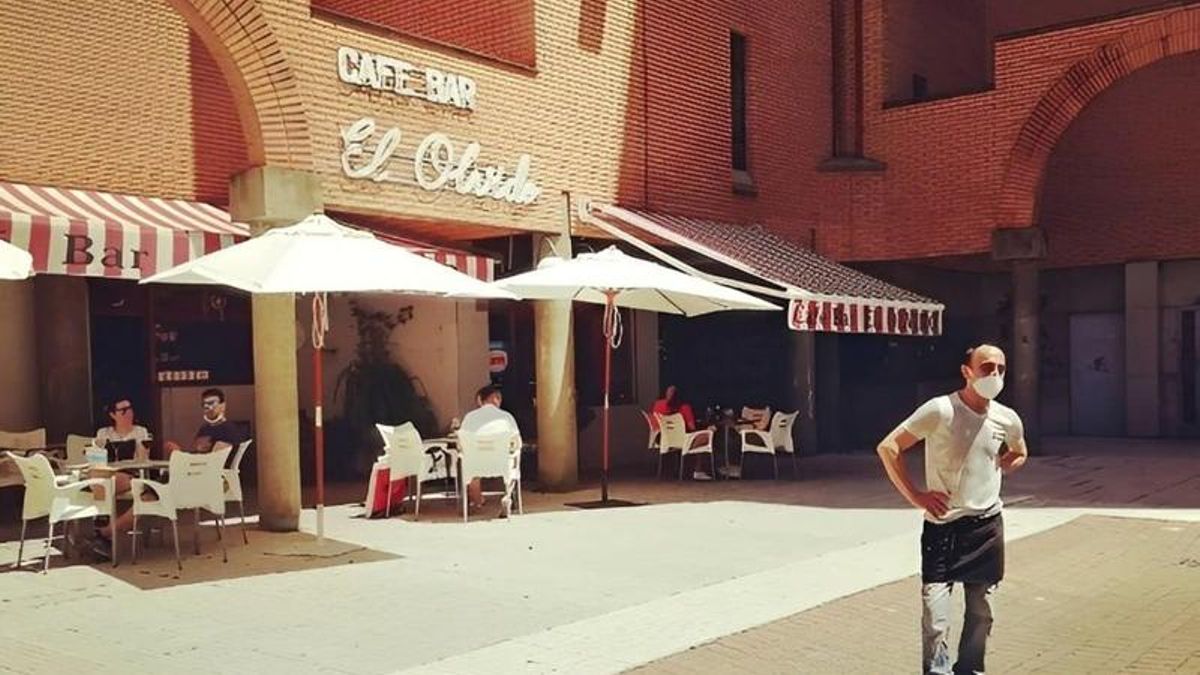 Bernardino Robles 'Nardi', en la terraza del Cafe Bar El Olvido, en el Polígono X de León, en tiempos de la pandemia del coronavirus. 