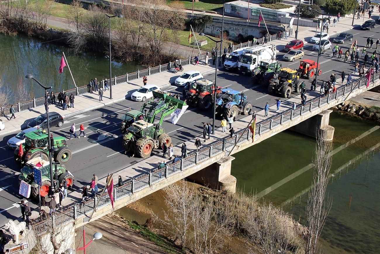 Tractores pasando por el puente de los Leones en dirección a Guzmán.