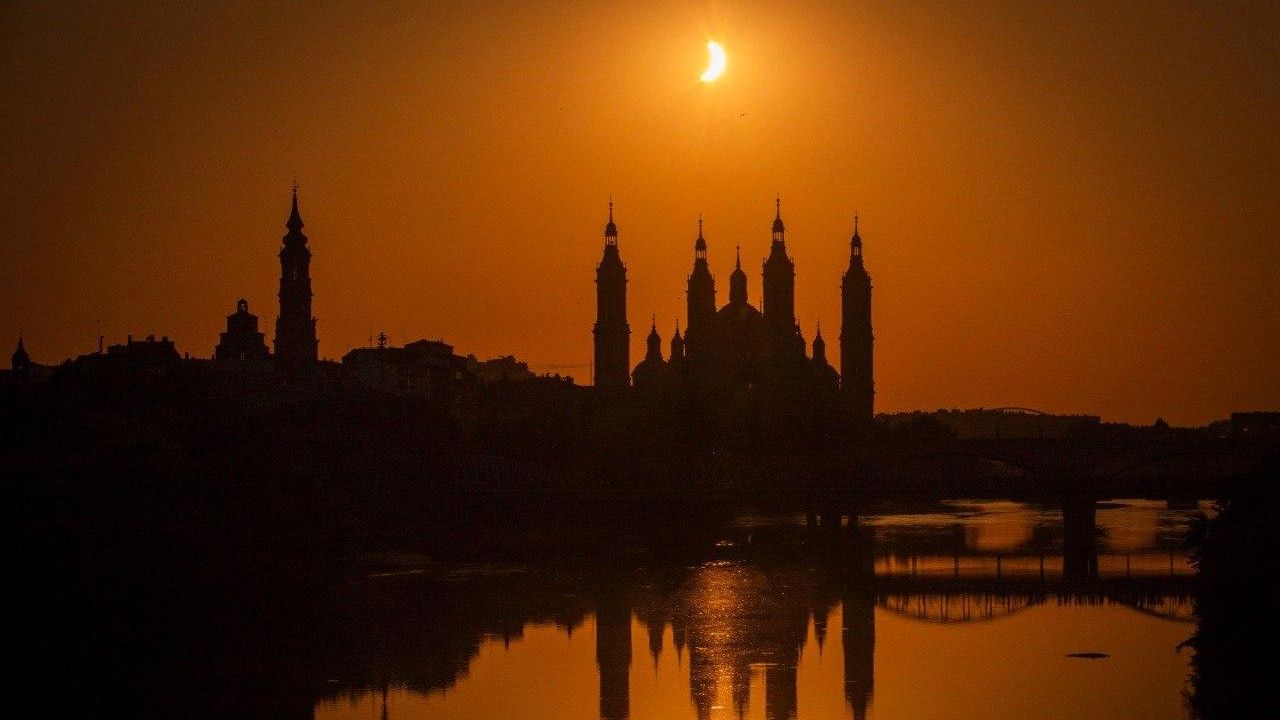 Vista del eclipse solar en Zaragoza, con la Basílica del Pilar y el río Ebro
