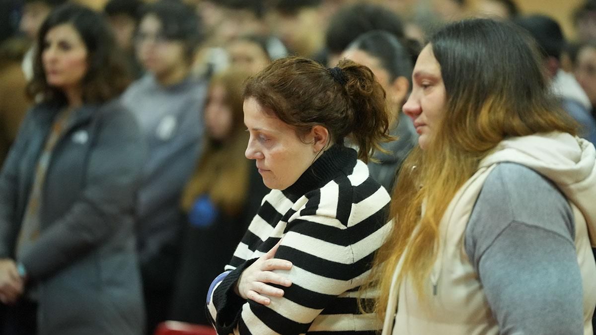 En primer plano, la madre de Álex Ortega 