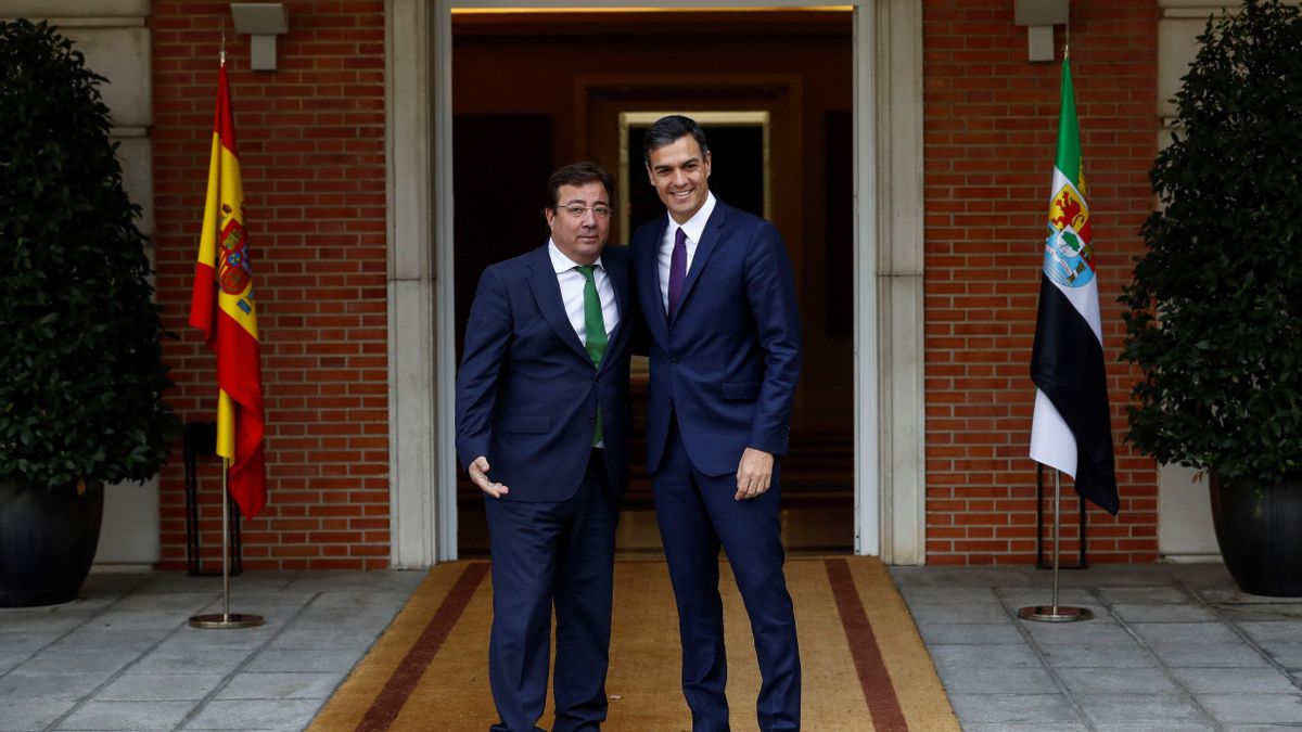 El presidente del gobierno Pedro Sánchez, junto al presidente de la Junta de Extremadura, Guillermo Fernández Vara, en el Palacio de la Moncloa