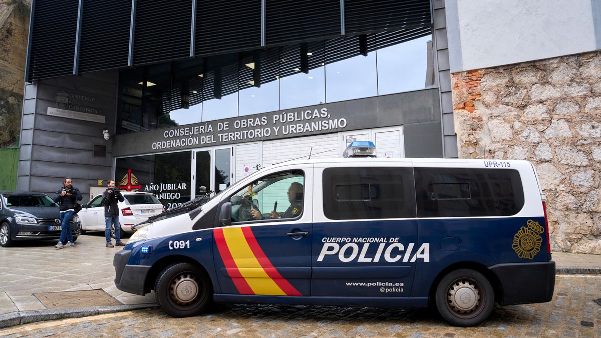La Policía en la Consejería de Obras Públicas. Archivo.