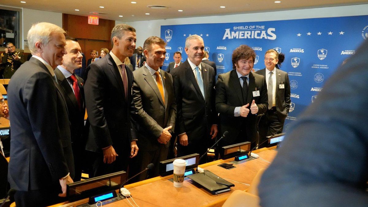 Los presidentes José Antonio Kast, Daniel Noboa, Santiago Peña, Rodrigo Paz, el dominicano Luis Abinader y Javier Milei. Anonadados ante Donald Trump en una reunión del Escudo de las Américas en Nueva York, el 22 de septiembre de 2026..