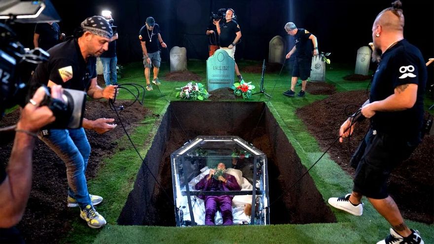 Plex se entierra vivo 48 horas ante las cámaras de 'El Hormiguero': "Me estoy empezando a rayar un poco"