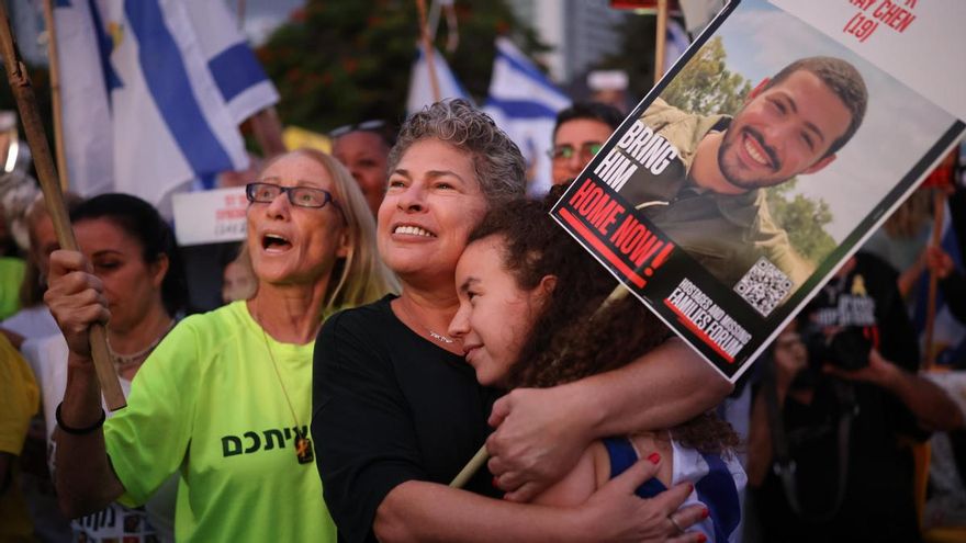 Israelíes celebran la liberación de los rehenes en Tel Aviv, este lunes