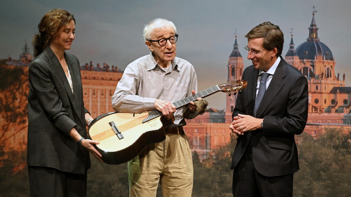 Isabel Díaz Ayuso entrega una guitarra flamenca a Woody Allen quienes, junto al alcalde de Madrid, han presentado el rodaje de la nueva película del cineasta en la capital española, el 1 de octubre
