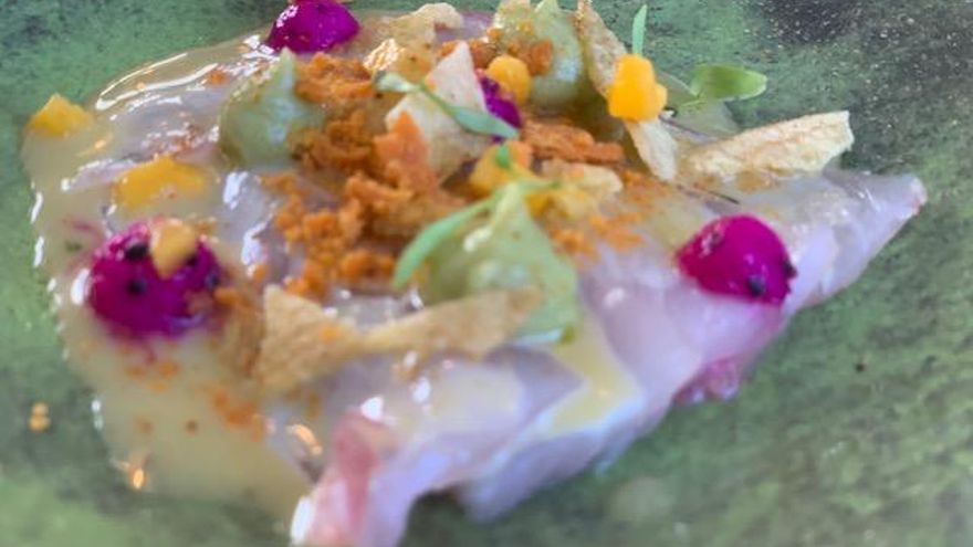 Ajoblanco, caballa y aguacate.