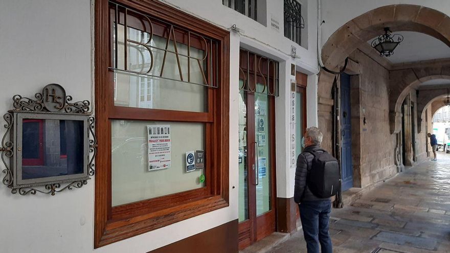 Un bar en Santiago de Compostela cerrado durante una protesta de la hostelería en octubre de 2020