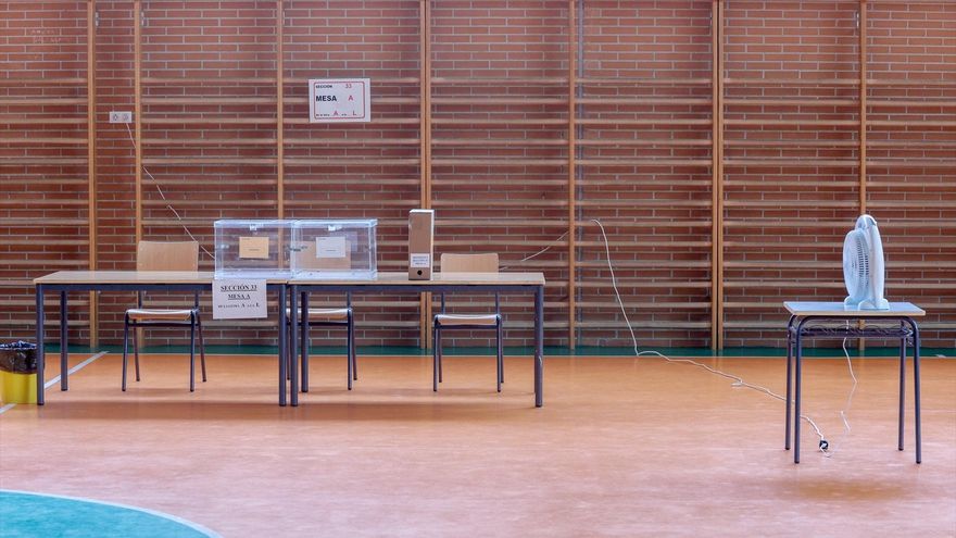 Mesa electoral del CEIP Emperador Carlos V de Getafe que este año actúa como colegio electoral para las elecciones generales 23J, a 22 de julio de 2023, en Getafe, Madrid (España).