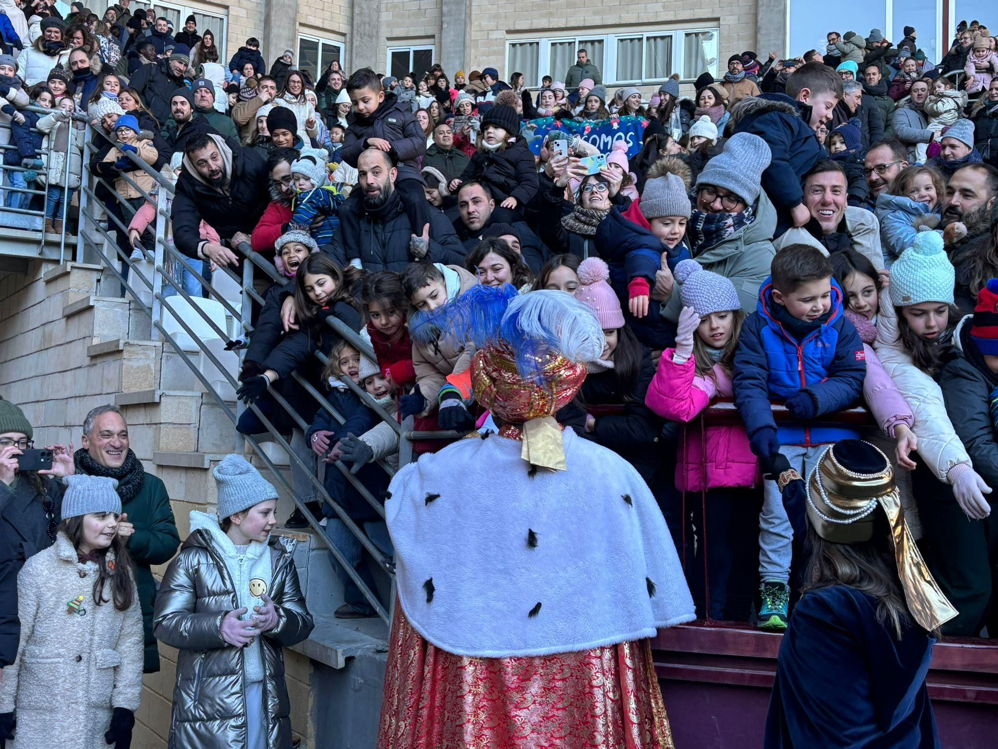 Los Reyes Magos ya están en Logroño: así ha sido el aterrizaje en helicóptero en Las Gaunas