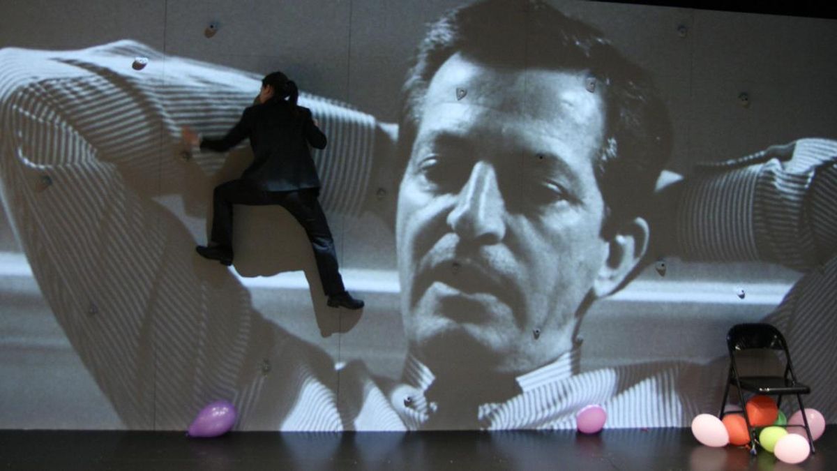 Una escena de '23F. Anatomía de un instante' con la proyección de una fotografía del expresidente del Gobierno Adolfo Suárez