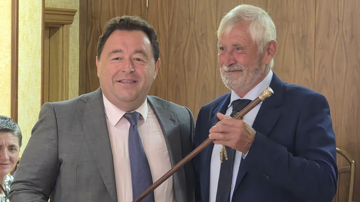 José Corell (esquerra) cedeix la vara de comandament a Paco ricau (dreta).