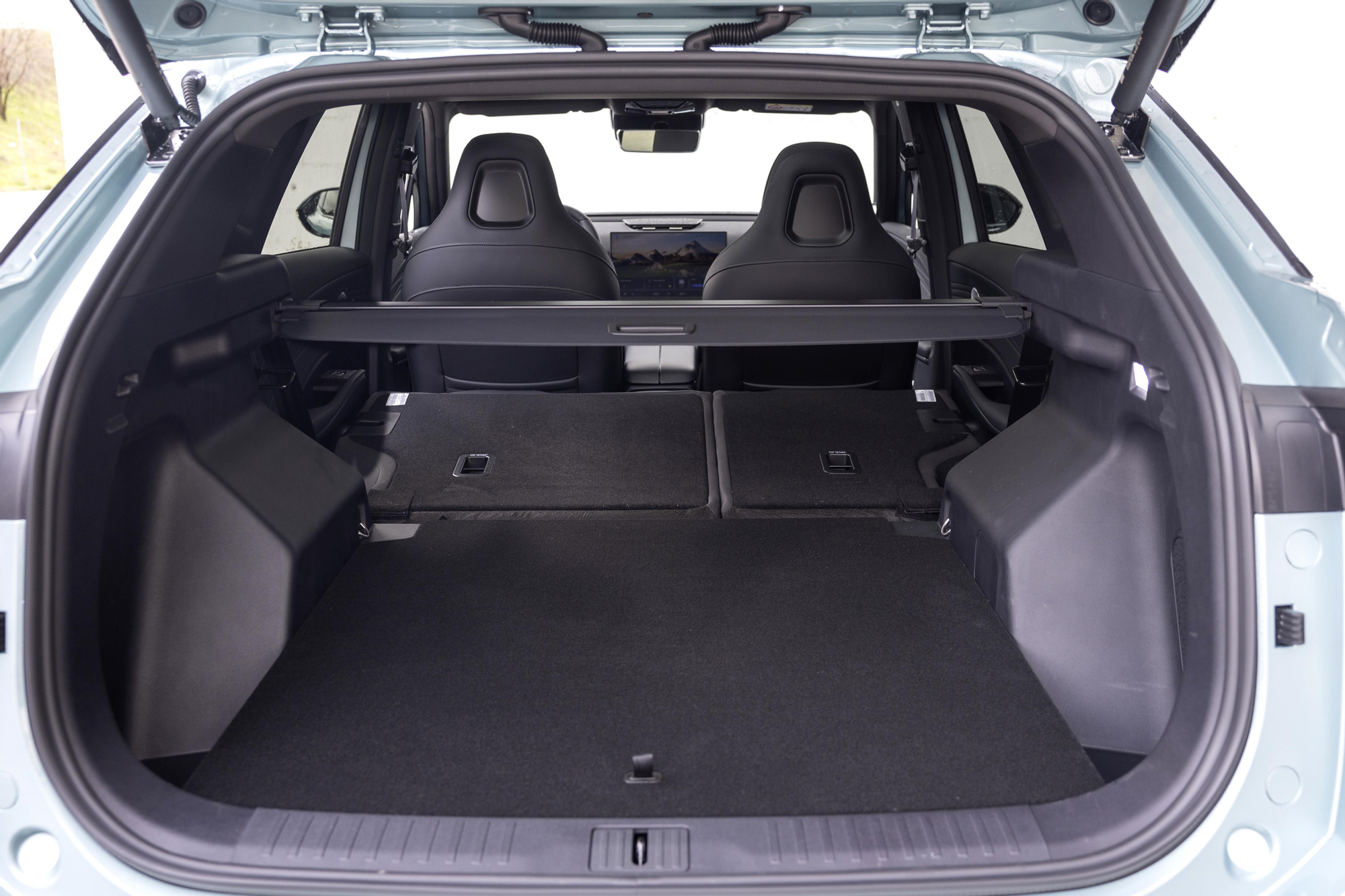 El maletero ofrece muchas posibilidades a pesar de sus dos protuberancias laterales.