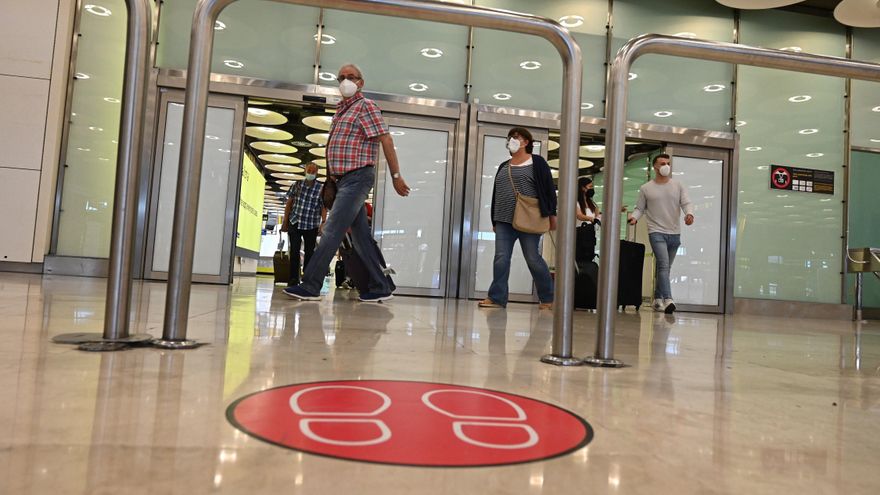 Varios turistas en la terminal 4 del aeropuerto Adolfo Suárez Madrid Barajas. EFE/Fernando Villar/Archivo