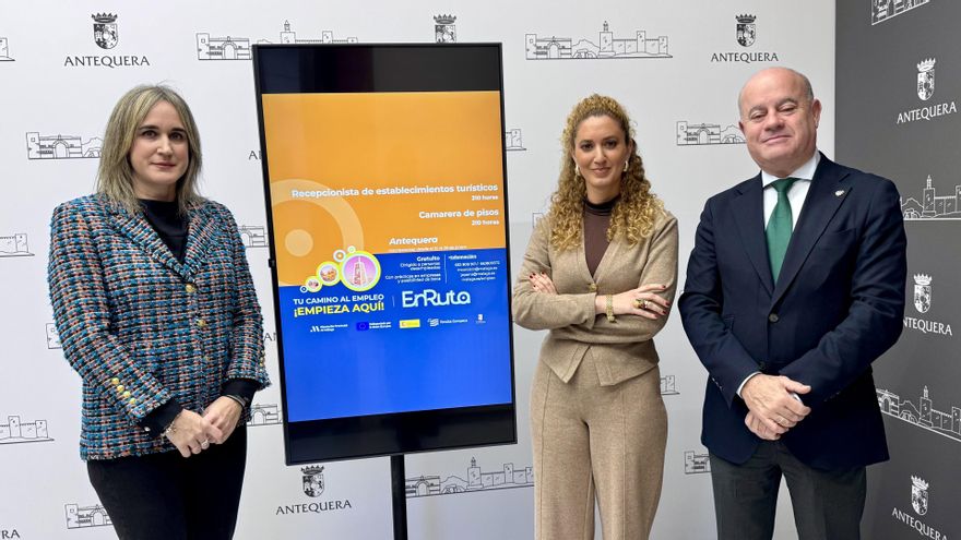 El alcalde Manuel Barón, la responsable de promoción de Empleo, Paqui Sánchez, y la diputada provincial, Maria del Carmen Márquez, han presentado en rueda de prensa esta nueva iniciativa centrada en la formación y en la promoción del empleo.