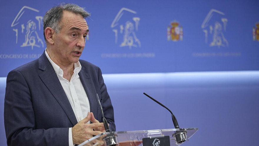 Archivo - El portavoz parlamentario de Izquierda Unida, Enrique Santiago, durante una rueda de prensa en el Congreso de los Diputados, a 9 de diciembre de 2024, en Madrid (España).