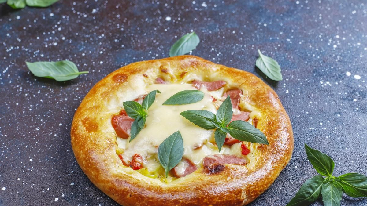 Mini pizzas de coliflor, con queso, jamón de york y piña