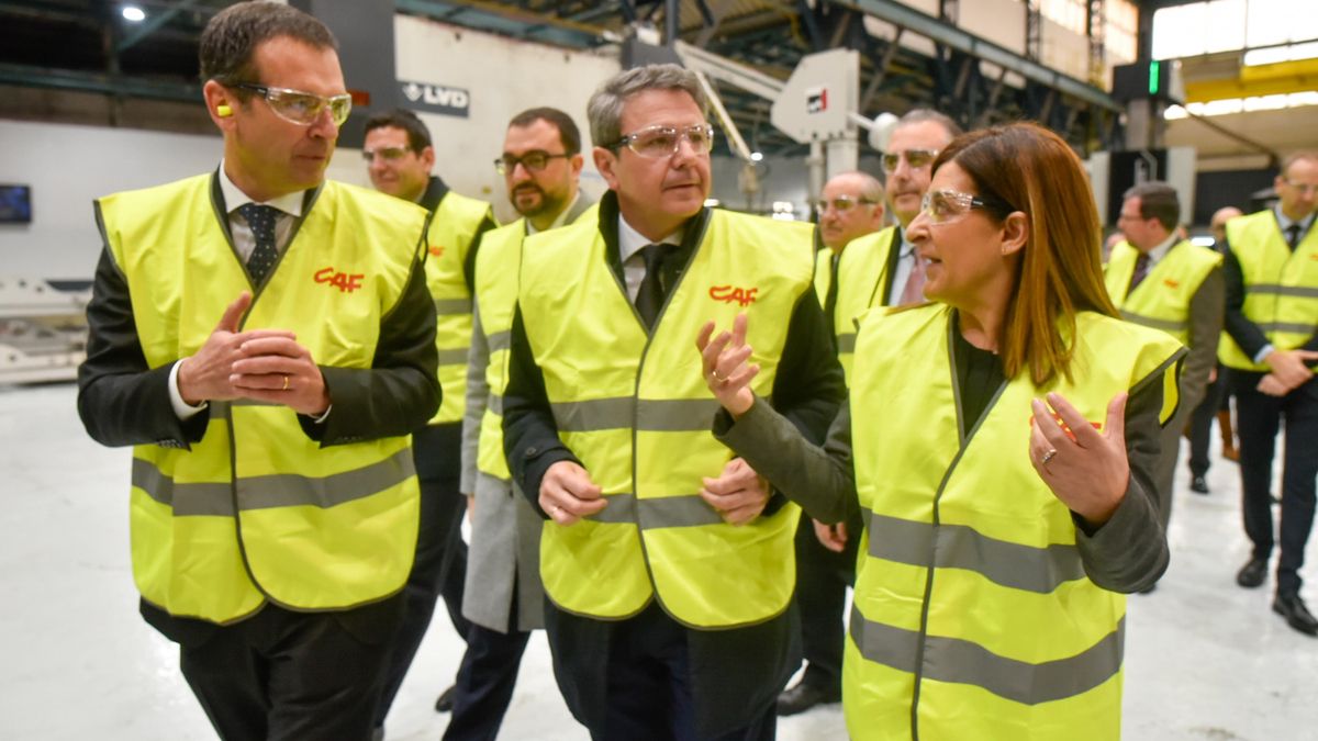 El secretario de Estado de Transportes y Movilidad Sostenible, José Antonio Santano (c), y la presidenta de Cantabria, María José Sáenz de Buruaga (1d),  en el inicio de los nuevos trenes a Cantabria