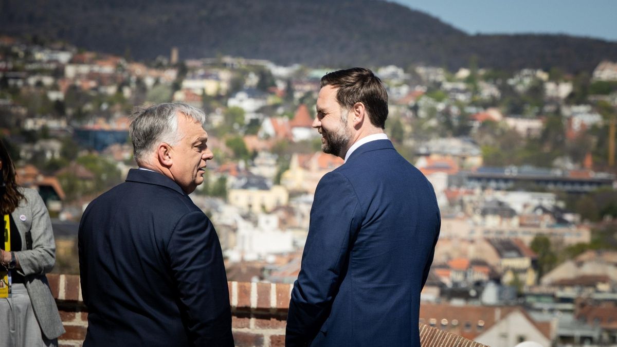 Imagen de la visita de JD Vance a Viktor Orbán para impulsar su candidatura en las elecciones de este domingo.