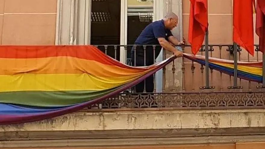 Más Madrid y PSOE exigen a Almeida colgar la bandera arcoíris en Cibeles por la sentencia del TS: "Ya no hay excusas"