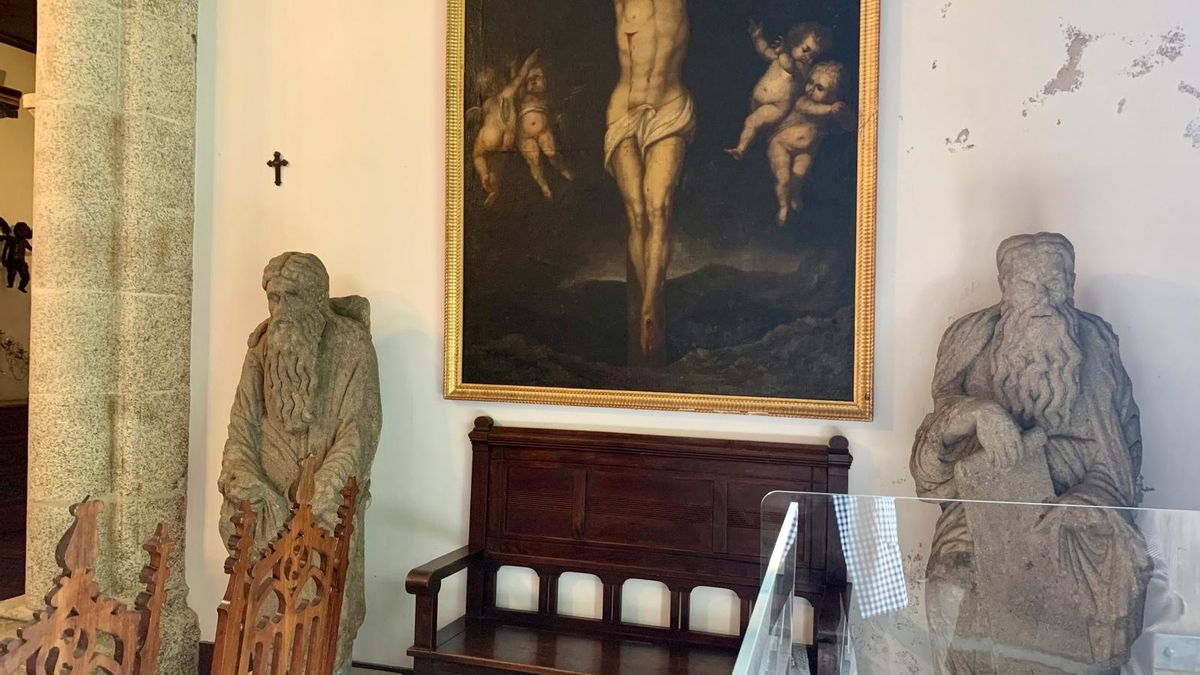 Las estatuas expoliadas por Franco, en la capilla del Pazo de Meirás, su actual ubicación