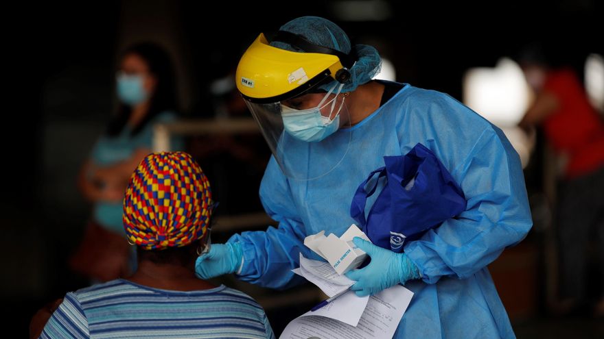 Personal médico del ministerio de salud de Panamá (MINSA), atiende a personas para realizarles pruebas de hisopados nasales para detectar la covid-19, en una fotografía de archivo. EFE/Bienvenido Velasco