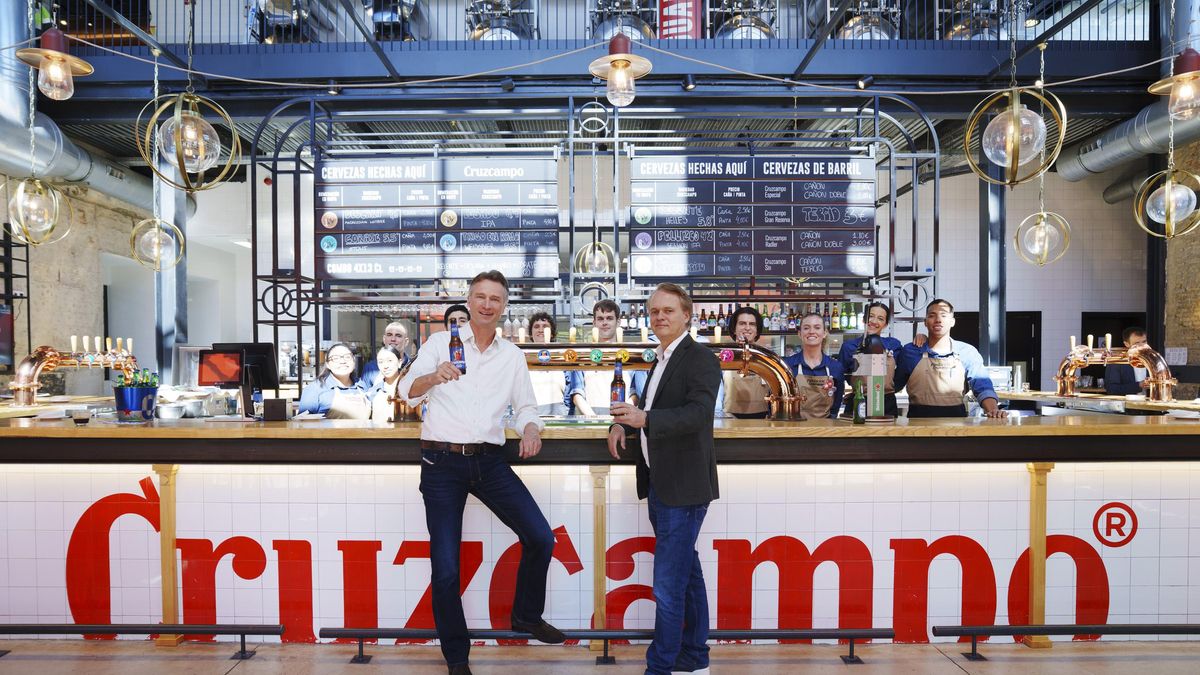 Dolf van den Brink, CEO y presidente del Consejo de Administracioìn de HEINEKEN NV y Etienne Strijp, presidente ejecutivo de HEINEKEN EspanÞa con alumnos de Fundacioìn Cruzcampo