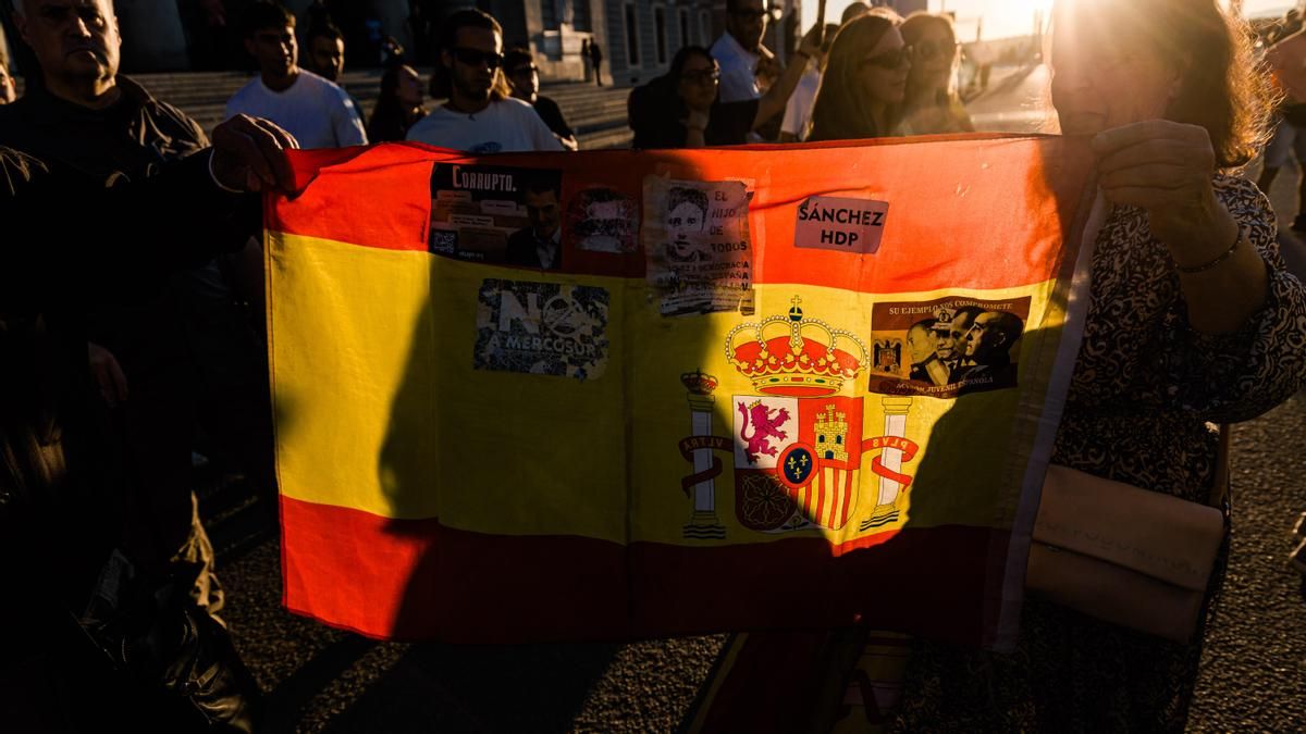 Decenas de personas durante una concentración a favor de la remigración, en la Plaza de la Armería, a 29 de agosto de 2026, en Madrid