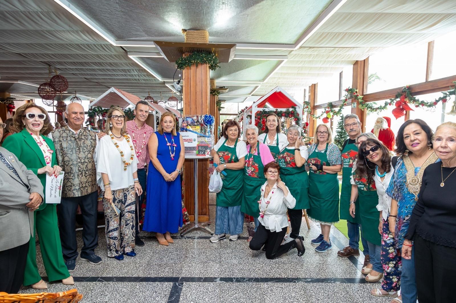 La presidenta del Parlamento de Canarias, Astrid Pérez, junto a las personas que conforman el rastrillo benéfico Nuevo Futuro.