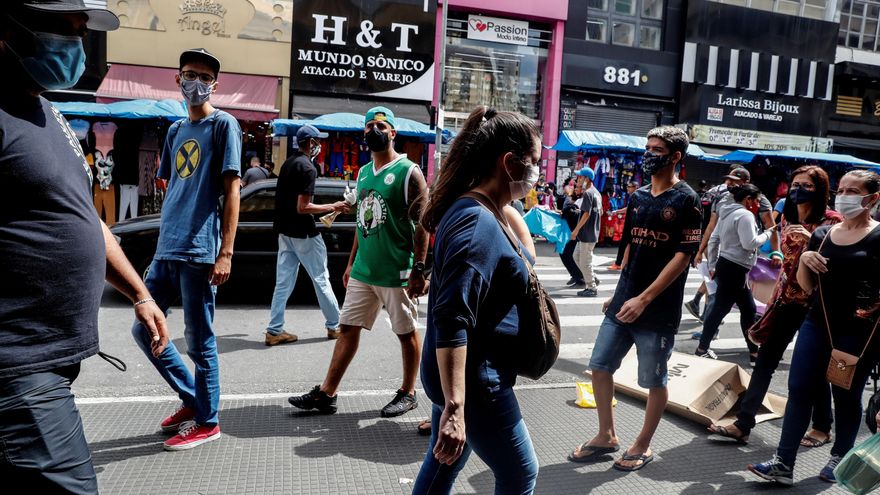 Fotografía de archivo de consumidores mientras compran productos en la calle 25 de Marzo, una vía comercial en el centro de Sao Paulo (Brasil). EFE/ Sebastiao Moreira
