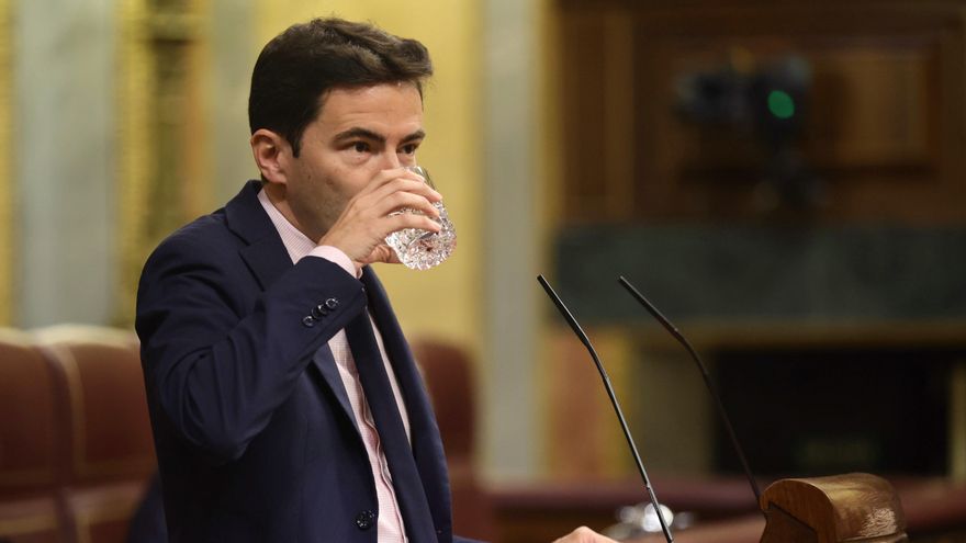 El diputado nacional del PSOE por Cantabria, Pedro Casares, bebe agua en una sesión plenaria, en el Congreso de los Diputados, a 28 de abril de 2022, en Madrid (España). El pleno gira en torno a la tramitación como proyecto de ley del decreto de medidas para paliar los efectos de la guerra de Ucrania.