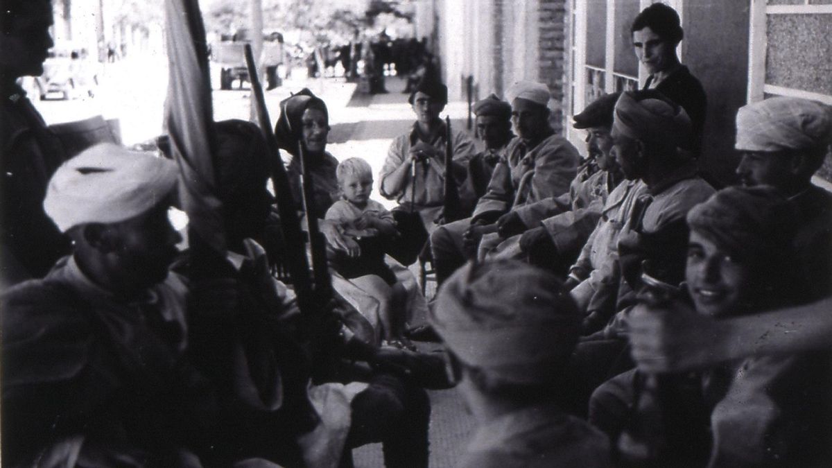 Tropes mores d’ocupació ateses per alguns civils de Castell (Fons AGA).