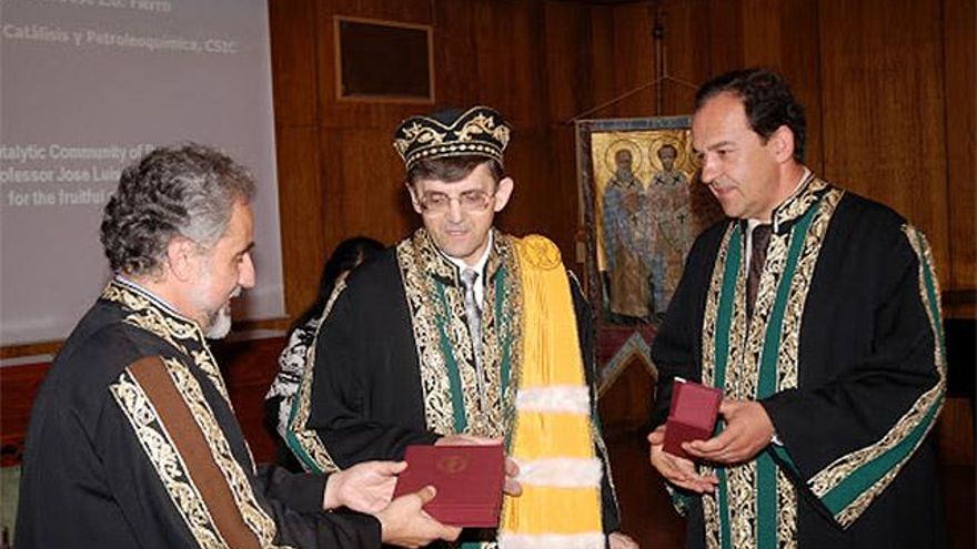 José Luis García Fierro recibiendo el doctorado honoris causa de la Universidad de Patras (Grecia).