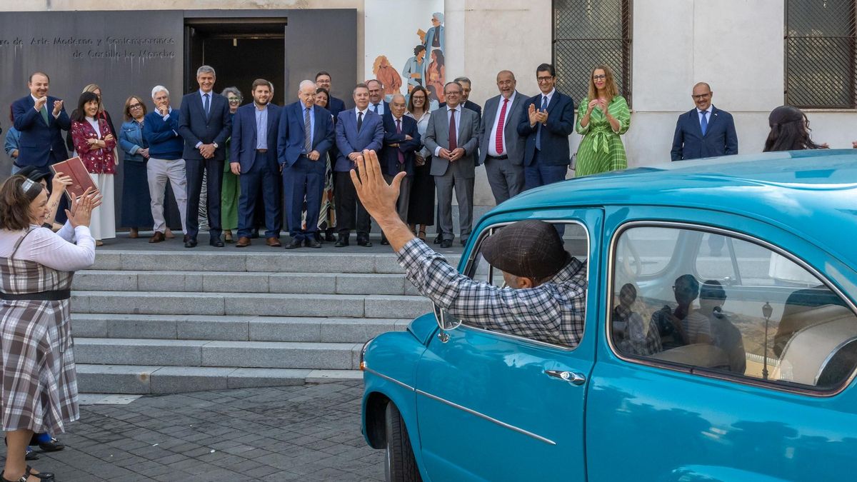 La exposición sobre la Transición en Castilla-La Mancha que ha abierto sus puertas en Toledo cuenta con varias 'performances'. En la imagen Alfonso Guerra y Rodolfo Martín Villa contemplan una de las actuaciones