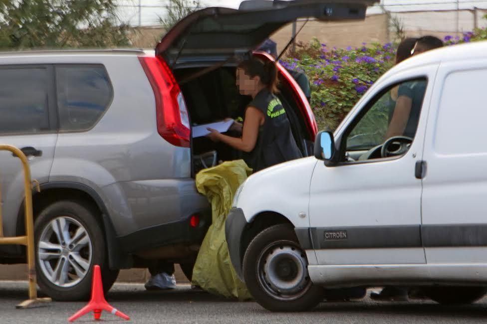 La Guardia Civil trabaja en la zona del hallazgo. (ALEJANDRO RAMOS)