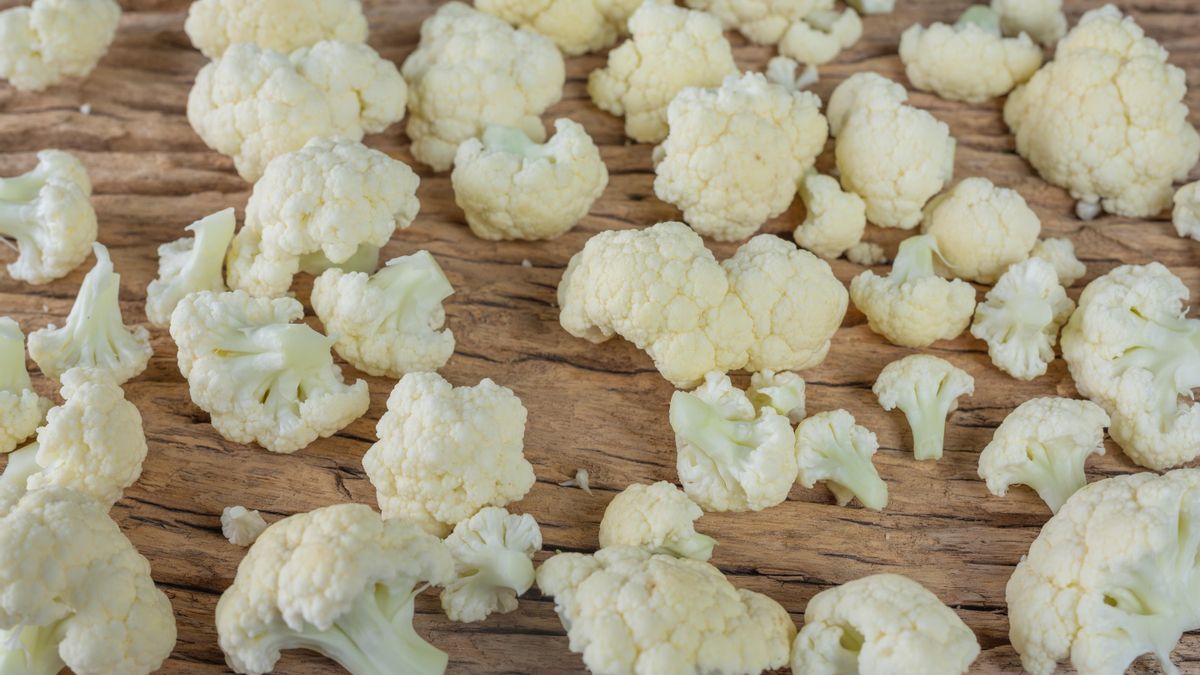 Para hacer esta receta tenemos que picar la coliflor finamente