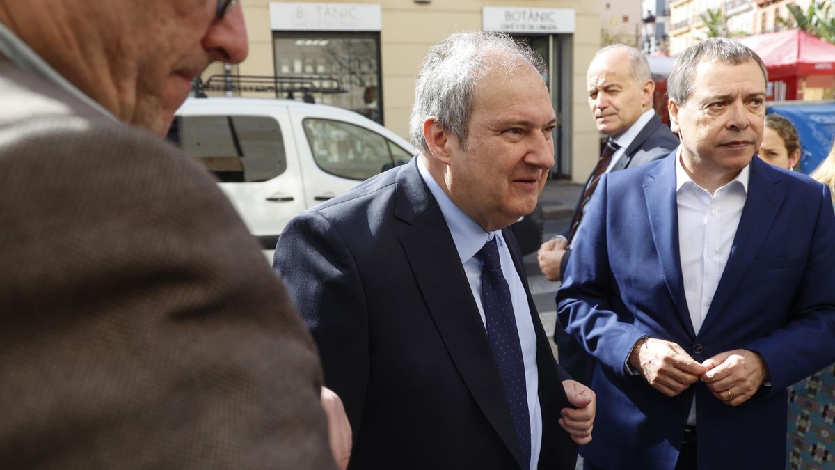 El ministro de Industria y Turismo, Jordi Hereu, a su llegada a las jornadas sobre 'La Transformación del Sector Automovilístico' organizadas en València por UGT FICA