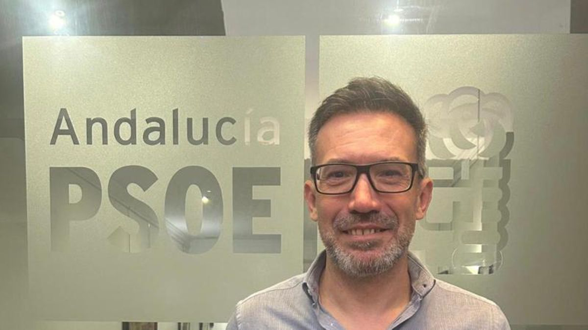José Antonio Romero entrega los avales para concurrir a las primarias del PSOE apelando al "cambio" y la "ilusión"