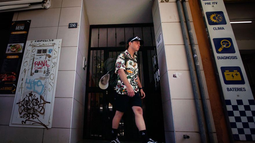 Un edifici envaït pel lloguer turístic il·legal: "Hem de suportar gresques fins a les 5 del matí"