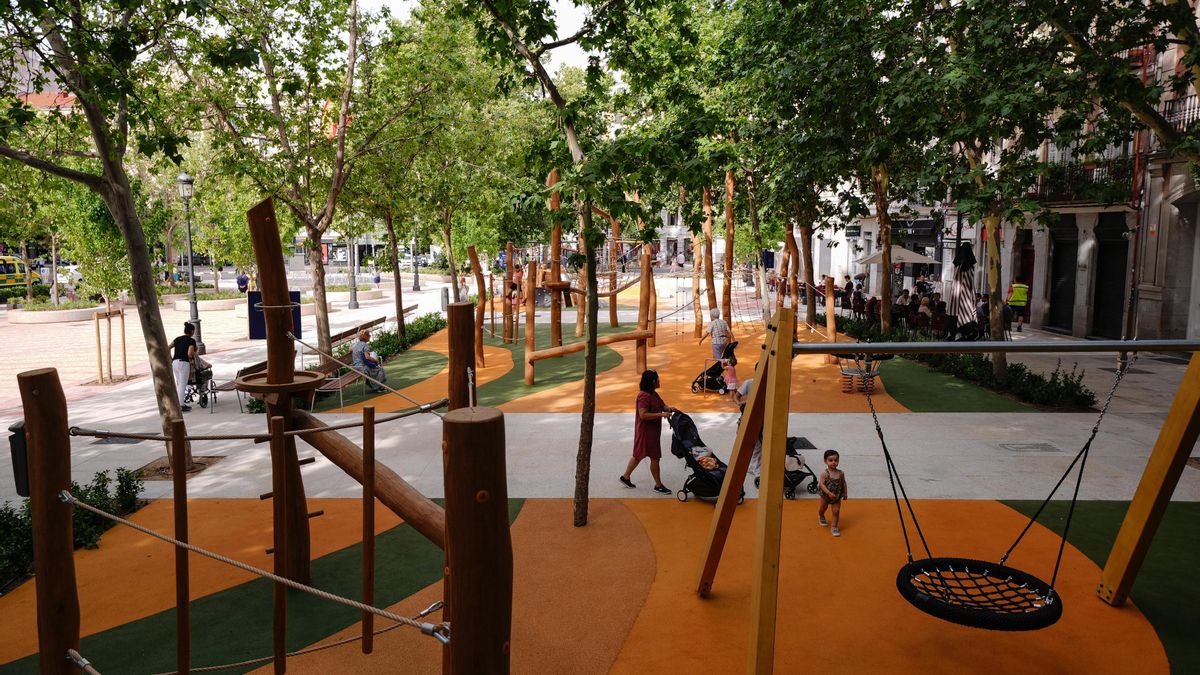 Vista general de las zonas infantiles en la Plaza de Chamberí