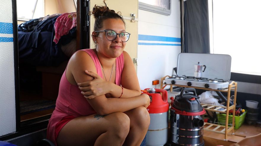 Dácil, en la puerta de la caravana en la que vive desde la erupción en Cumbre Vieja